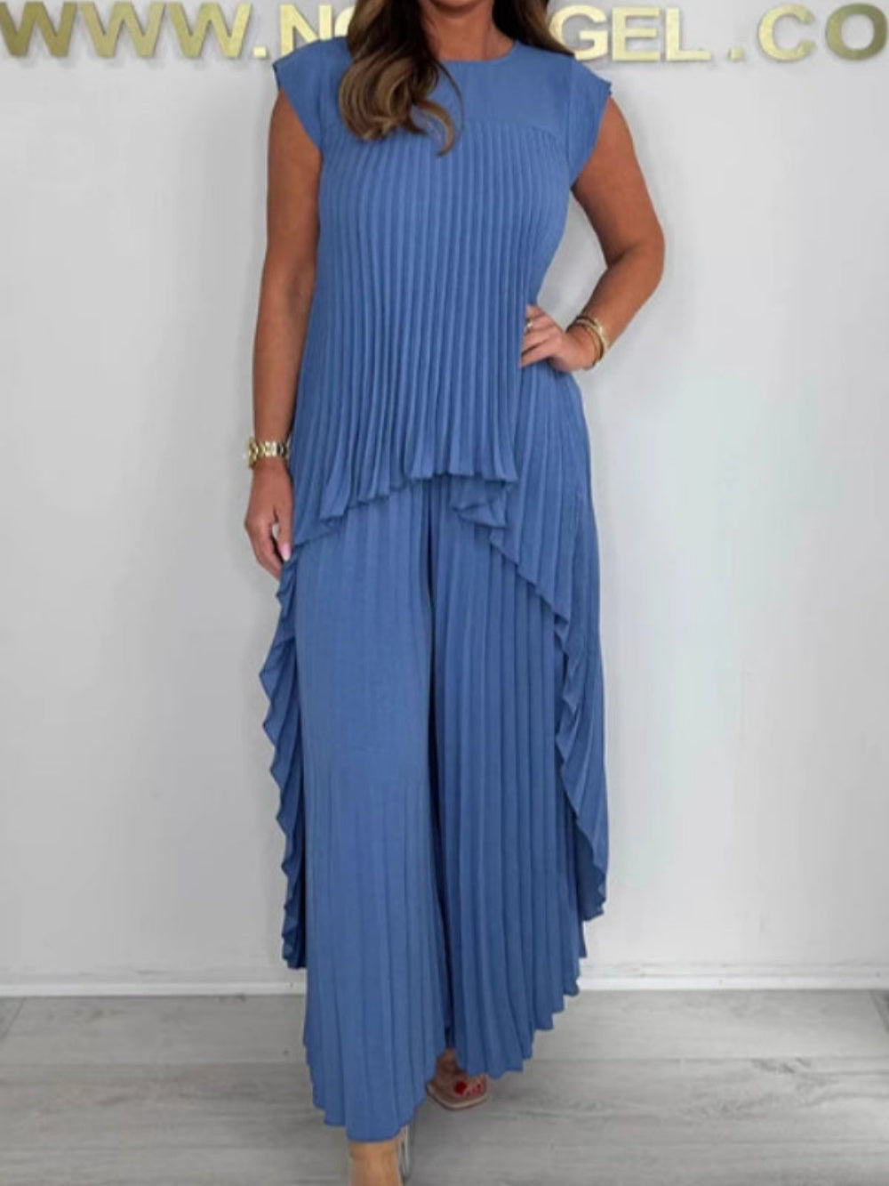 Crew neck top Pleated straight trousers Two-piece suit