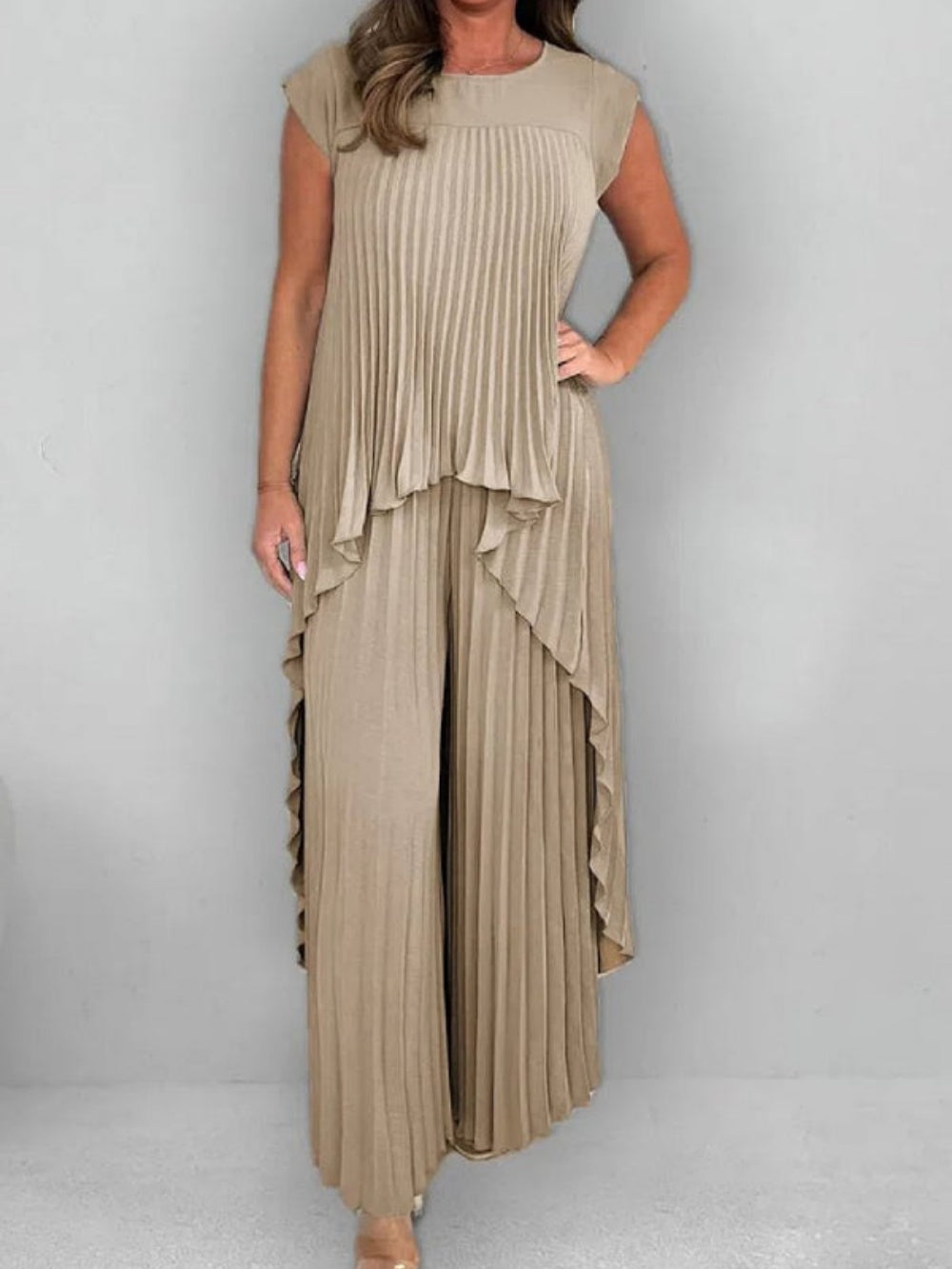 Crew neck top Pleated straight trousers Two-piece suit