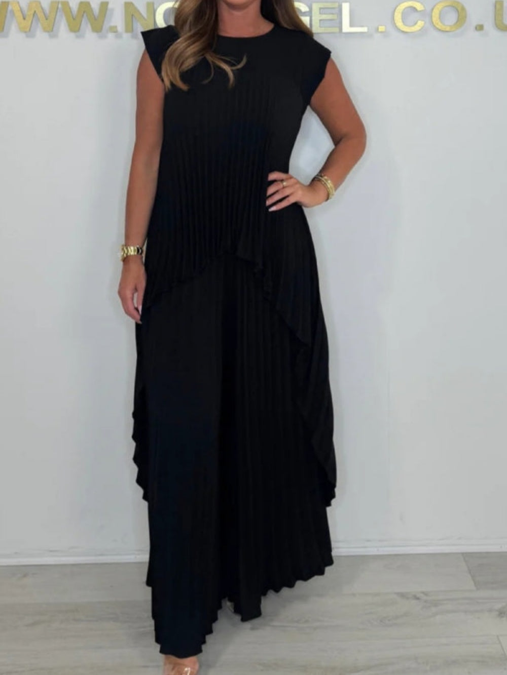 Crew neck top Pleated straight trousers Two-piece suit