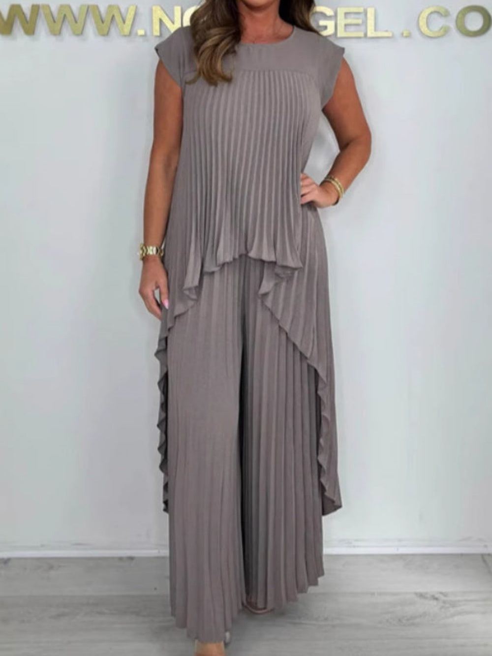 Crew neck top Pleated straight trousers Two-piece suit