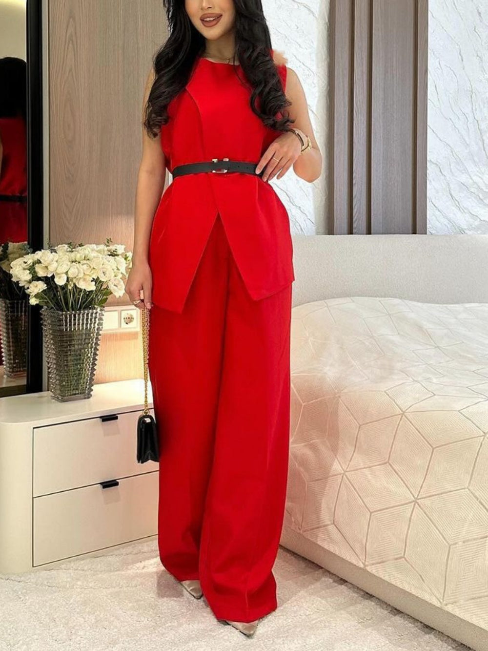 Round neck sleeveless top and wide-leg trousers suit