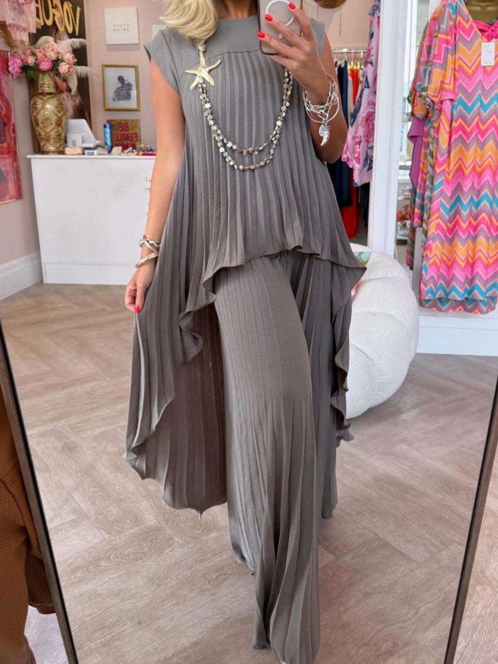 Crew neck top Pleated straight trousers Two-piece suit