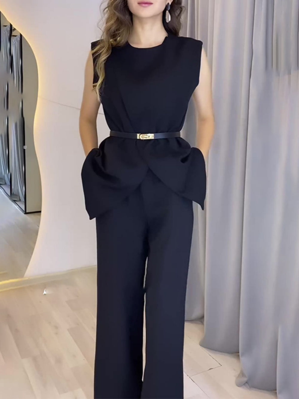 Round neck sleeveless top and wide-leg trousers suit